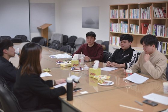 한국대학생토론연합 회원들이 1월 6일 월간중앙 회의실에서 좌담회를 가졌다. [사진 문상덕]