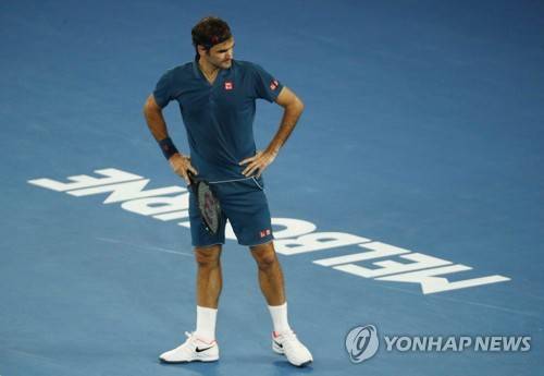 망연자실한 표정을 짓는 페더러 [로이터=연합뉴스]