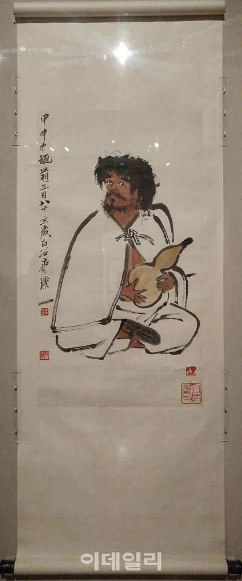 치바이스의 ‘두 손으로 조롱박을 받쳐 든 도인’(1944). 치바이스가 그린 인물은 화면 안에 생생이 살아있다. 초상화라면 으레 떠올릴 경직된 얼굴과 포즈는 하나도 없다. 마치 현대의 만화캐릭터라고 해도 믿을 정도다. 어느 화가가 그린 도인이 이리 어리숙한 표정을 하고 있겠나(사진=오현주 문화전문기자).