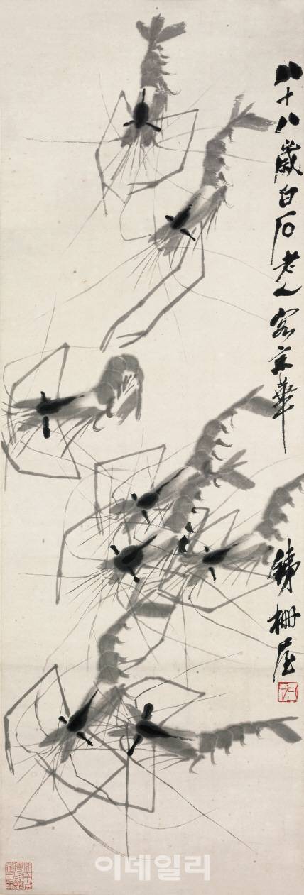치바이스의 ‘새우’(1948). 99×34㎝ 족자 안에는 8마리의 새우가 바로 튀어나올 듯 생생하게 뒤엉켜 있다. 지난 전시 ‘치바이스: 목장에서 거장까지’에 나왔던, 중국호남성박물관 소장 작품이다. 이번 전시에선 중국국가미술관이 소장한 ‘세우 떼’(1937·1951·연도미상) 세 점을 볼 수 있다(사진=예술의전당).