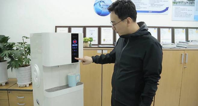 에어워터코리아 관계자가 에어워터시스템 워터 허브로 생산된 식수를 이용하고 있다.