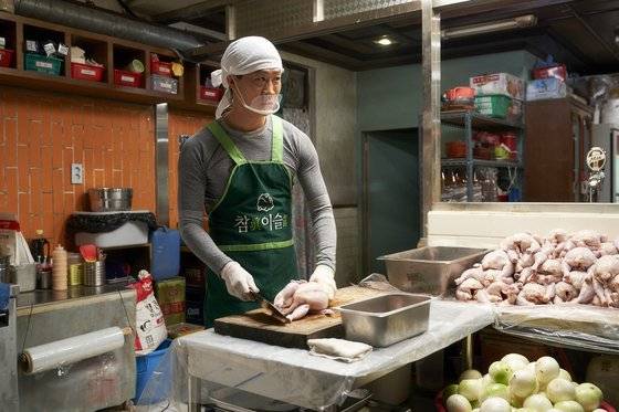 ‘극한직업’에선 치킨집을 위장창업한 마약반 형사. [사진 각 영화사]