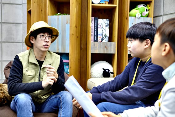 김경윤(왼쪽)씨가 학생기자들에게 동물을 친숙하게 대하는 방법을 소개하고 있다.