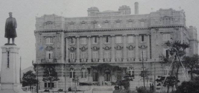 앞쪽 중산광장은 동상(관동도독 오시마 대장)만 철거되고 기본 디자인을 유지하고 있다. 사진·중앙포토