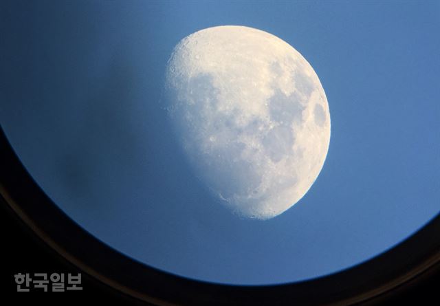 망원경에 핸드폰 카메라를 밀착시키면 실제 망원경으로 보는 크기로 달을 촬영할 수 있다.