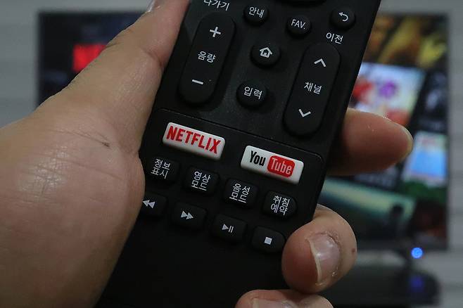 리모컨에 넷플릭스와 유투브 버튼이 제공된다. 감상하고 싶다면 누르자.