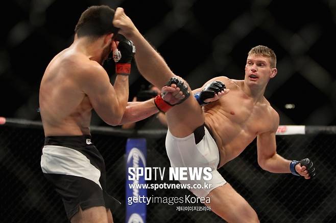 ▲ 스티븐 톰슨은 독특한 스탠스와 스텝으로 상대 선수를 혼란에 빠뜨린다. 기습적인 뒤돌려차기가 위협적이다.