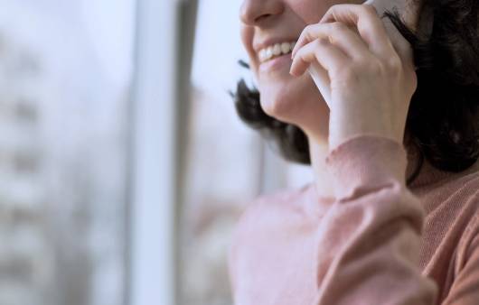 가족에게 전화를 건내는 여성