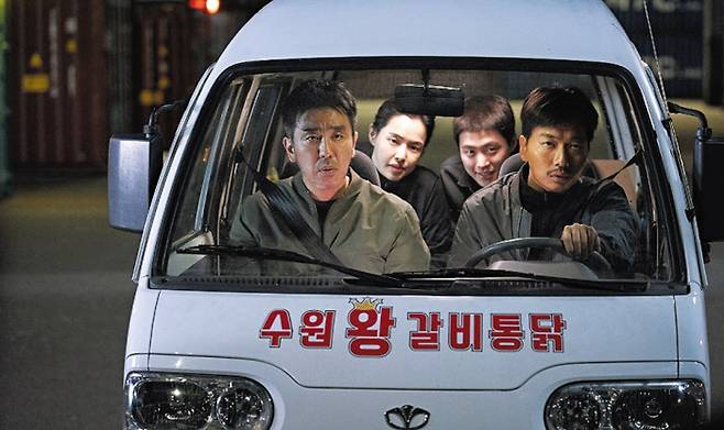 배달용 봉고차를 타고 납치된 동료를 찾아 나선 영화 ‘극한직업’의 마약반 형사들. 앞줄 왼쪽부터 시계 방향으로 류승룡·이하늬·공명·이동휘. /CJ엔터테인먼트