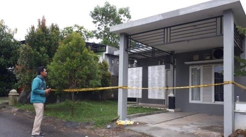 2019년 1월 22일 한국인 50대 남성이 숨진 채 발견된 인도네시아 칼리만탄 섬의 한 주택에 폴리스 라인이 쳐져 있다. [트리뷴뉴스 홈페이지 캡처=연합뉴스]