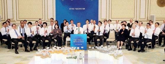 문재인 대통령이 15일 청와대에서 삼성·현대차·LG·SK 등 대기업 대표와 중견기업인, 대한상의와 지역상공회의소 회장단을 초청해 간담회를 했다. 문 대통령과 참석자들이 박수를 치고 있다. [청와대사진기자단]