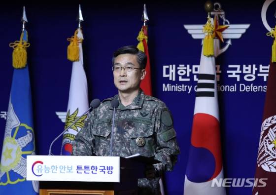 【서울=뉴시스】이윤청 수습기자 = 서욱 합동참모본부 작전본부장이 23일 오후 서울 용산구 국방부 브리핑룸에서 일본 초계기 근접비행 관련 국방부 입장을 브리핑하고 있다.    국방부는 오늘 오후2시3분께 이어도 인근 해상에서 일본 초계기가 우리 해군 함정을 명확하게 식별한 상황임에도 불구, 거리 약 540미터, 고도 약 60~70미터로 저고도 근접위협비행을 했으며 이는 명백한 도발행위로 간주한다고 밝혔다. 2019.01.23.   radiohead@newsis.com  <저작권자ⓒ 공감언론 뉴시스통신사. 무단전재-재배포 금지.>