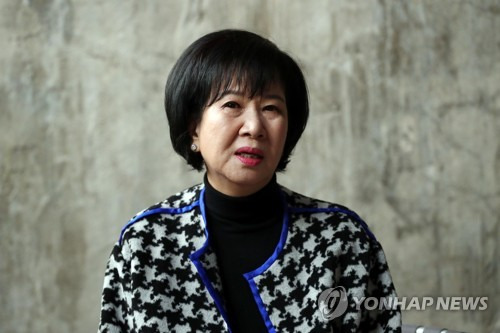 목포에서 현장 기자회견하는 손혜원 (목포=연합뉴스) 김현태 기자 = 목포 근대역사문화공간 내 부동산 투기 의혹을 받는 무소속 손혜원 의원이 23일 오후 목포 투기 의혹 현장에서 기자회견을 하고 있다.  mtkht@yna.co.kr