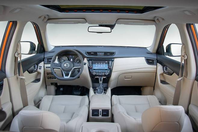 더 뉴 닛산 엑스트레일 (The New Nissan X-TRAIL) 실내.