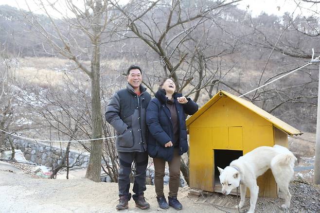 강원도 영월에서 앞뜰농장과 여행자 공유 숙소를 운영하고 있는 안종호씨(사진 왼쪽)와 장미자씨가 반려견 겨울이와 함께 포즈를 취하고 있다. 사진 이정연 기자