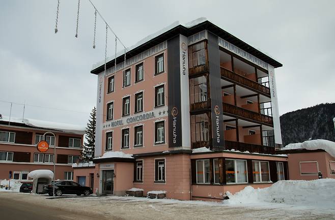 - 스위스 다보스 콩그레스센터 인근에 있는 콩코디아 호텔 외벽에 ‘HANWHA’(한화) 브랜드 홍보 현수막이 내걸려 있다.  한화그룹 제공