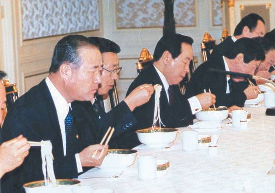 김영삼 전 대통령이 청와대에서 국무위원들과 함께 칼국수를 먹고 있다. [중앙포토]