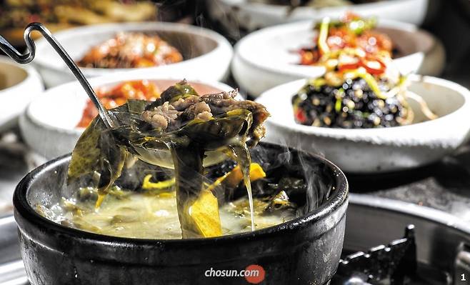 1 울릉도 자연산 돌미역으로 끓인 미역국을 24시간 먹을 수 있는 청담동 ‘청담25’의 ‘한우등심미역국’./이신영 영상미디어 기자