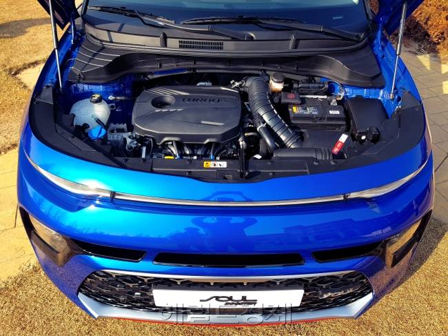 204마력(ps), 최대 토크 27.0㎏fㆍm의 성능을 내는 1.6 터보 엔진은 7단 듀얼 클러치 변속기(DCT)와 조합된다. 엔진룸은 효율적인 레이아웃으로 빈틈을 찾기 힘들다. [사진=정찬수 기자/andy@heraldcorp.com]