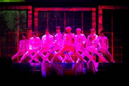 NCT 127의도영(왼쪽부터), 마크. 쟈니, 재현, 태용, 유타, 정우, 태일이 27일 오후 서울 방이동 올림픽공원 케이스포돔(KSPO DOME, 구 체조경기장)에서 첫 단독 콘서트 “NCT 127 퍼스트 투어 ‘네오 시티 : 서울 – 디 오리진'”을 열고 팬들을 만났다. / 사진제공=SM엔터테인먼트