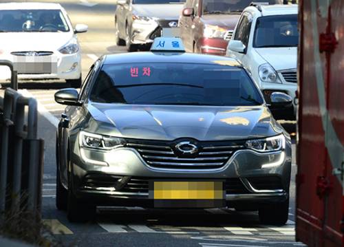불법 주정차 된 택시들이 차량 흐름을 방해하고 있다.