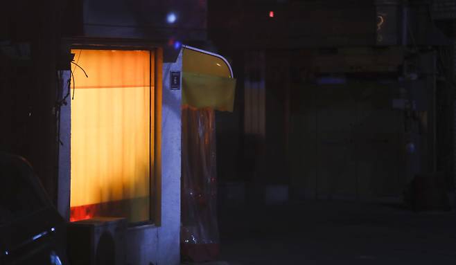 옐로하우스에서 새어 나온 불빛이 어둠이 내려앉은 동네를 비추고 있다. 김경록 기자