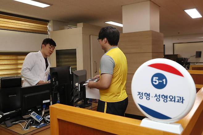 한 병역판정검사 대상자가 정형외과에서 정밀검사 상담을 하고 있다. 우상조 기자