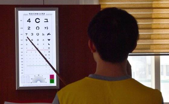 28일 서울 영등포구 서울지방병무청에서 열린 올해 첫 병역판정검사에서 병역의무자들이 신체검사를 받고 있다. 우상조 기자