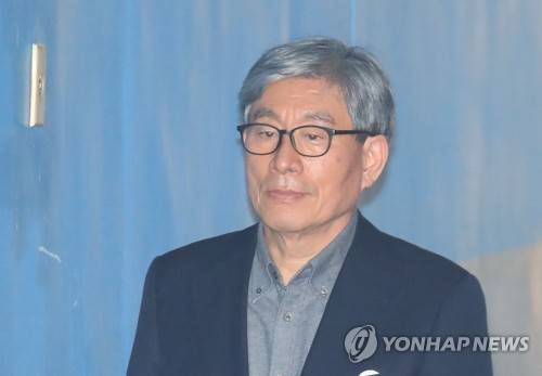 법정 향하는 원세훈 전 국정원장 (서울=연합뉴스) 한종찬 기자 = 원세훈 전 국정원장이 17일 오후 박원순 제압문건 관련 7차 공판을 받기 위해 서울 서초구 서울중앙지법 법정으로 향하고 있다. 2019.1.17 saba@yna.co.kr