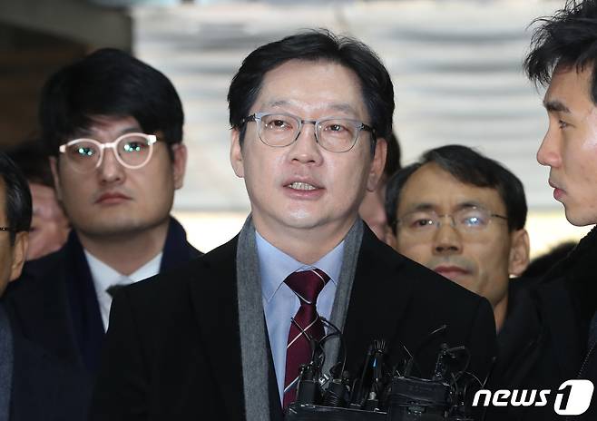 ‘드루킹’ 김모씨 일당과 함께 불법 댓글조작에 가담한 혐의를 받고 있는 김경수 경남도지사가 30일 서울 서초구 중앙지법에서 열린 1심 선고공판에 출석해 취재진의 질문에 답변하고 있다. 2019.1.30/뉴스1 © News1 허경 기자