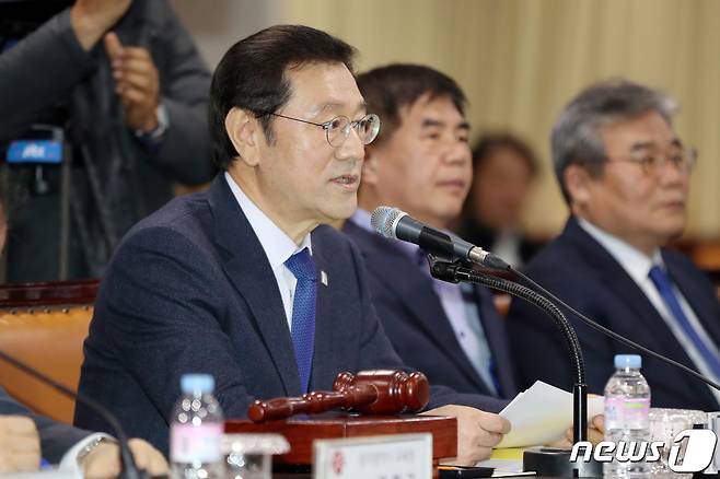 이용섭 광주시장이 30일 오후 광주시청 3층 중회의실에서 열린 노사민정 협의회에 참석해 인사말을 하고 있다. 2019.1.30/뉴스1 © News1 황희규 기자