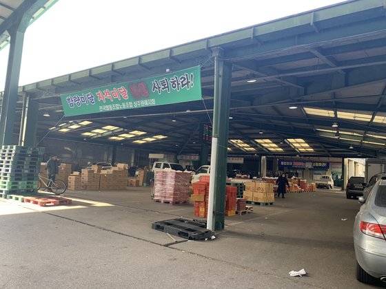 경북 상주시 성동동 상주원예농협 공판장에 선진지 견학 명목으로 신원미상의 여성들을 동반한 여행을 다녀온 이 농협 임원들을 비판하는 현수막이 걸려 있다. 상주=김정석기자