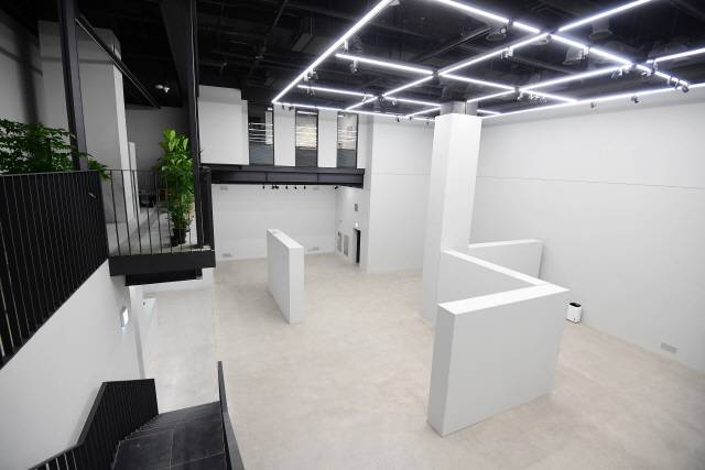 지하 4~5층 이벤트홀. 복층구주와 공간에 배치된 이동경로는 관람자에게 산책로를 걷고 있는 느낌을 준다. /권욱기자