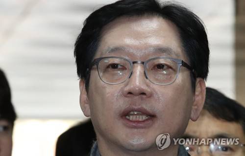 1심 선고 결과는(?) (서울=연합뉴스) 서명곤 기자 = '드루킹' 댓글 조작 공모 혐의를 받는 김경수 경남지사가 30일 오후 서초구 서울중앙지법에서 열린 선고공판에 출석하며 취재진의 질문에 답하고 있다. 2019.1.30 seephoto@yna.co.kr