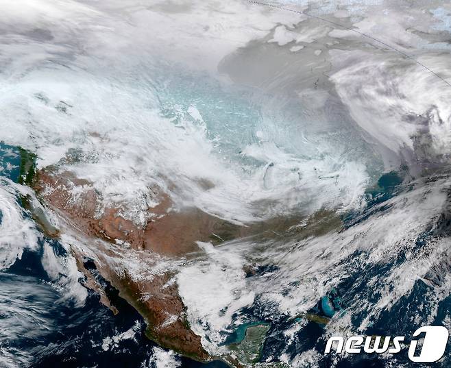 미 국립해양대기청(NOAA)이 공개한 우주에서 바라본 북극 소용돌이 한파. © 로이터=뉴스1