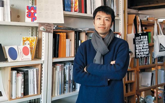 지난 7일 서울 종로구의 어느 독립 서점에서 만난 김한민씨. 그는 사람들에게 비건 문화를 알리기 위해 책 ‘아무튼, 비건’을 펴냈다