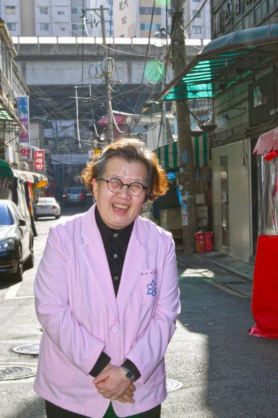 서울 성북구 하월곡동 '미아리 텍사스'에서 약국을 운영하며 집창촌 여성들을 도와온 이미선 약사. 사진=서동일 기자