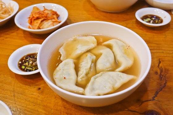 만둣국을 주문하면 소고기 향 진한 국물에 못생긴 만두 6개가 담겨 나온다. 최승표 기자