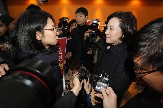 유은혜 사회부총리 겸 교육부 장관이 31일 오후 서울 중구 청년재단에서 실업계고 현장실습 제도 보완방안을 발표하기 위해 간담회에 참석하며 현장실습대응회의 회원의 항의를 받고 있다. [뉴스1]
