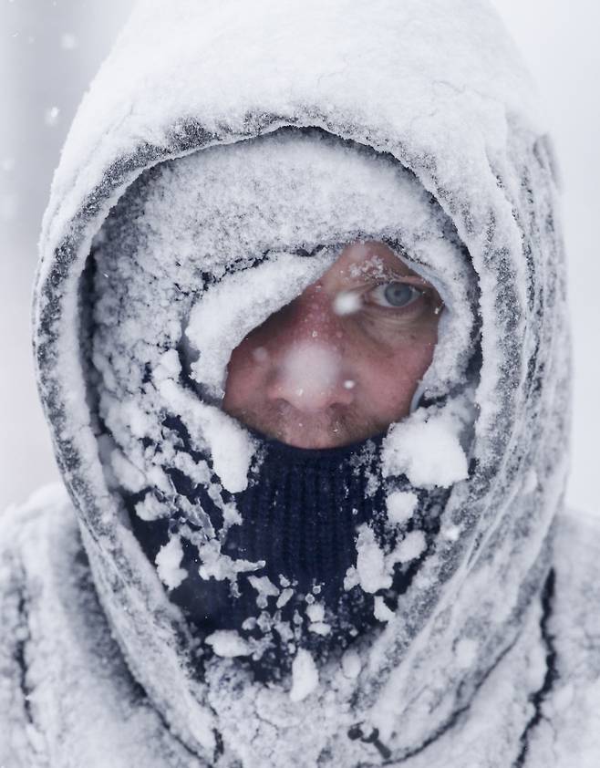 지난 28일(현지시간) 눈폭풍이 몰아친 미국 중북부 위스콘신주 매니토웍에서 한 주민이 자신의 집 앞 눈을 치우다가 온 몸이 하얀 눈으로 뒤덮였다. 매니토웍｜AP연합뉴스