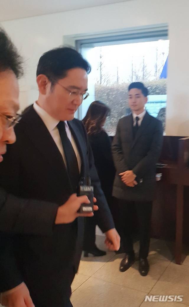 【서울=뉴시스】고은결 기자 = 이재용 삼성전자 부회장이 31일 고 이인희 한솔그룹 고문을 조문하기 위해 삼성서울병원 장례식장을 찾았다. 2019.01.31. keg@newsis.com