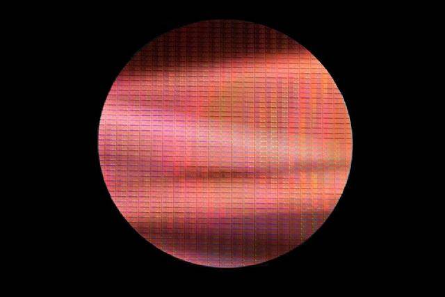 반도체의 핵심 소재인 실리콘 웨이퍼. (사진=씨넷)