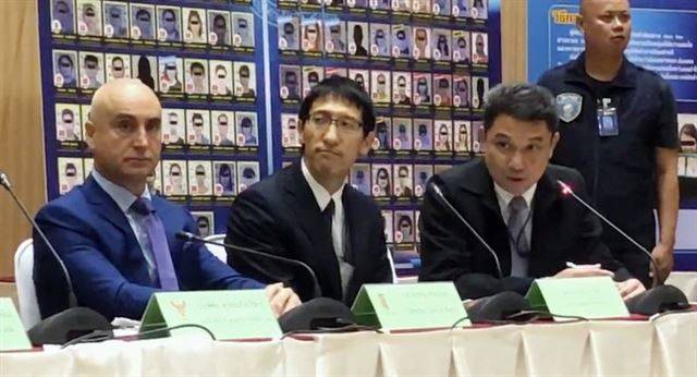 태국에서 일본인 3명을 감금하고, 1억원을 갈취한 혐의로 한국인이 현지 경찰에 26일 체포된 사건과 관련해 경찰이 브리핑 중인 모습. 더 네이션 홈페이지 캡처