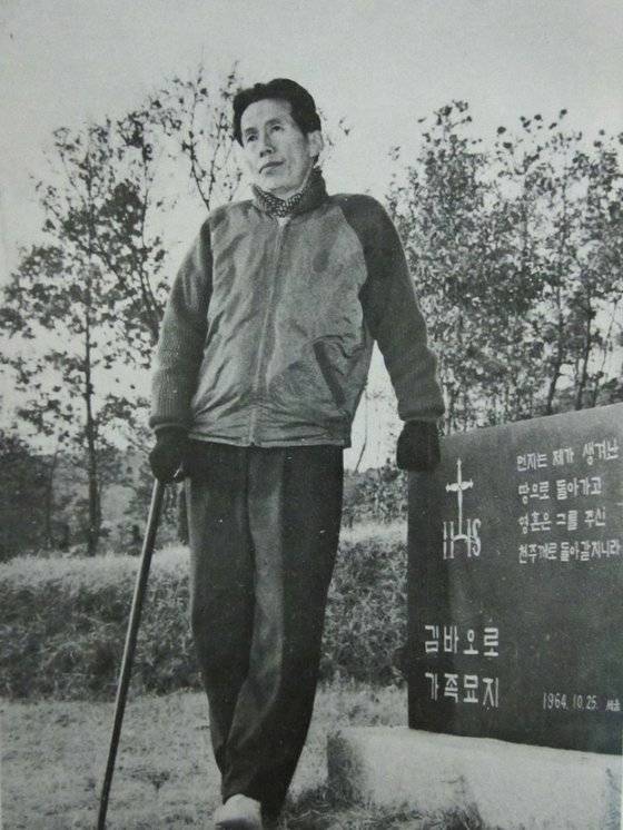 가족 묘지를 찾은 김홍섭 판사. 그는 이듬해 운명하여 이곳에 묻혔다. [사진 백만기]