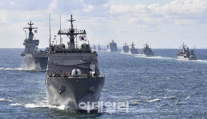 지난 해 10월 제주기지에서 열린 2018 대한민국 해군 국제관함식에서 해군 함정들이 해상사열을 하고 있다. [사진=해군]