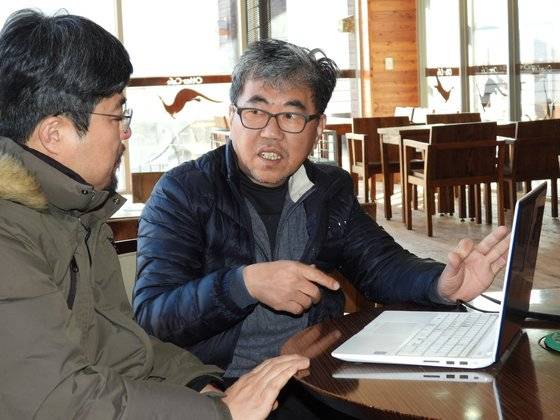 한상훈 박사가 강원도 화천군 한국수달연구센터의 김형후 연구원과 함께야생동물 모니터링 방법 등을 논의하고 있다. 강찬수 기자