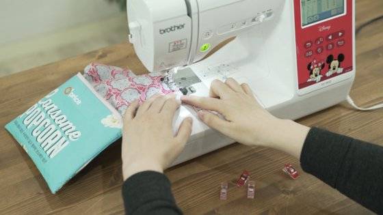 만드는 방법 10. 안감 바닥의 창구멍은 상침해서 구멍을 막아준다. [사진 권소희]