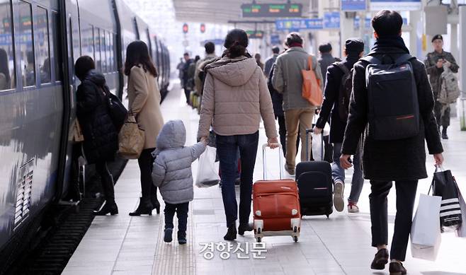 명절 귀성 풍경. 경향신문 자료 사진