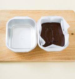 2. i2r 용기에 유산지를 깔고 반죽을 넣어 180℃로 예열한 오븐에서 15분 정도 굽는다.