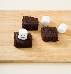 4. 마시멜로에 초코펜으로 눈, 코, 잎을 그려 브라우니에 얹는다.(Tip 초코펜이 없다면 초콜렛을 중탕으로 녹여 비닐팩이나 짤주머니에 넣어 사용한다.)